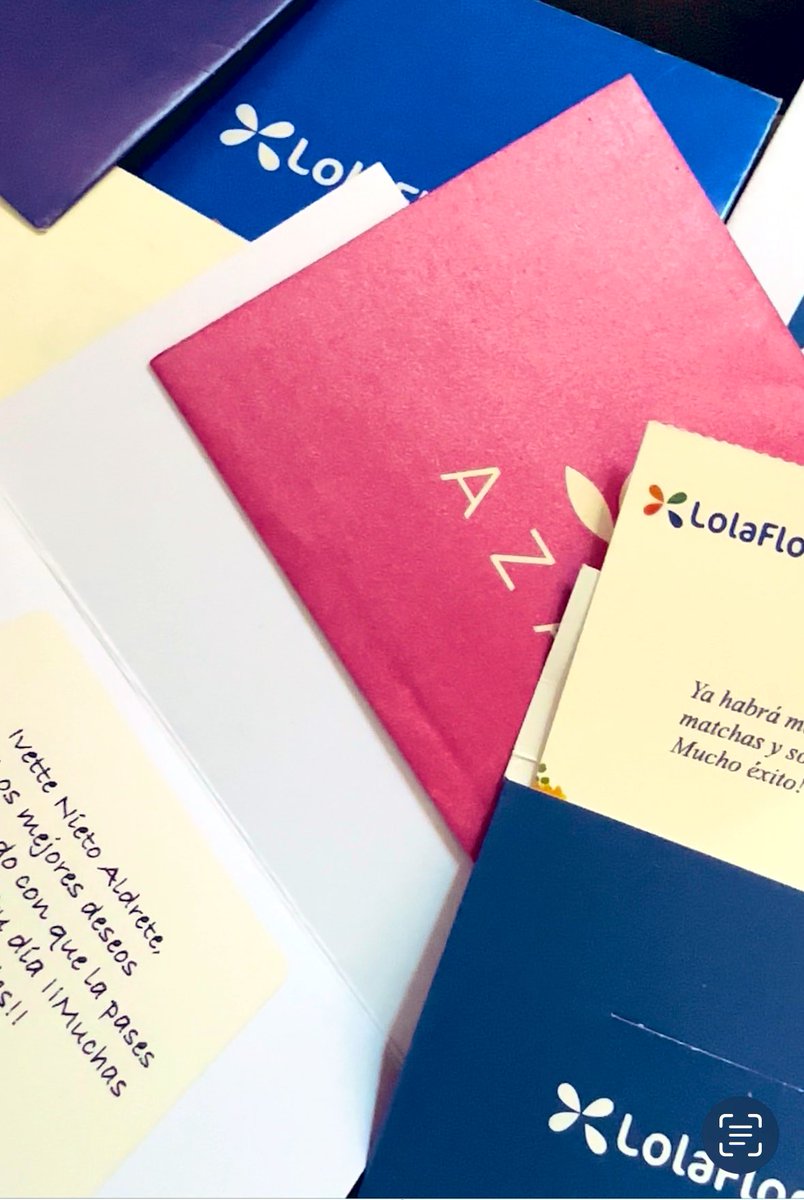 Abrí la cajita de recuerdos especiales 🫶🏽 jamás supe quién mandaba flores y matchas, pero qué bonita manera de hacerme sonreír 🤗✨