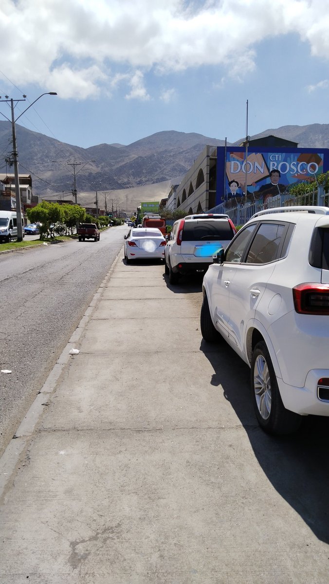 JEVIQQ's tweet photo. #Antofagasta
La comunidad religiosa que oficia misa todos los domingo debería darle acceso al estacionamiento para que no suceda que todos los vehículos estacionados en la vereda dificultando el paso peatonal https://t.co/8eTXp3c16k