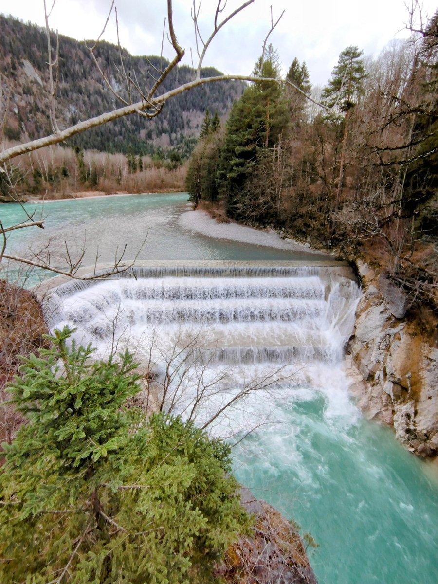 paivifav's tweet photo. #Baijeri -loman ihmeellinen väriläiskä: #Lechfall #Füssen #Germany #holiday #Nature #green #river https://t.co/Hcvsp0eolT