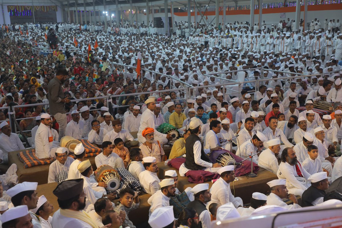 आपला महाराष्ट्र एवढा संस्कृतीसंपन्न का आहे, त्याचं एकमेव कारण म्हणजे महाराष्ट्रात कीर्तनकार आहेत, महाराष्ट्रात संत आहेत. म्हणूनच महाराष्ट्र सुसंस्कृत असल्याचे सत्यवचन परमपूज्य ह.भ.प. महादेव महाराजांनी यावेळी सांगितले. देशाच्या कोणत्याही भागामध्ये कीर्तनाचा इतका मोठा कार्यक्रम