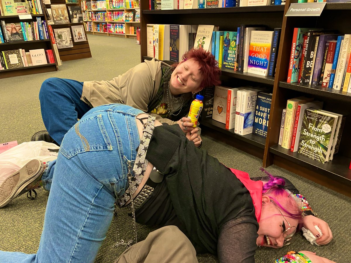 ToadStain69's tweet photo. Getting Crunk At Barnes & Noble Waiting For The BoomShakaLacka Dragon To Take Me To Its Lair…
#weed #BarnesandNobel #Virgin #Uptheass #Patriot #America #2024NewYear #newtrend2024 https://t.co/XYEQwzhbxz