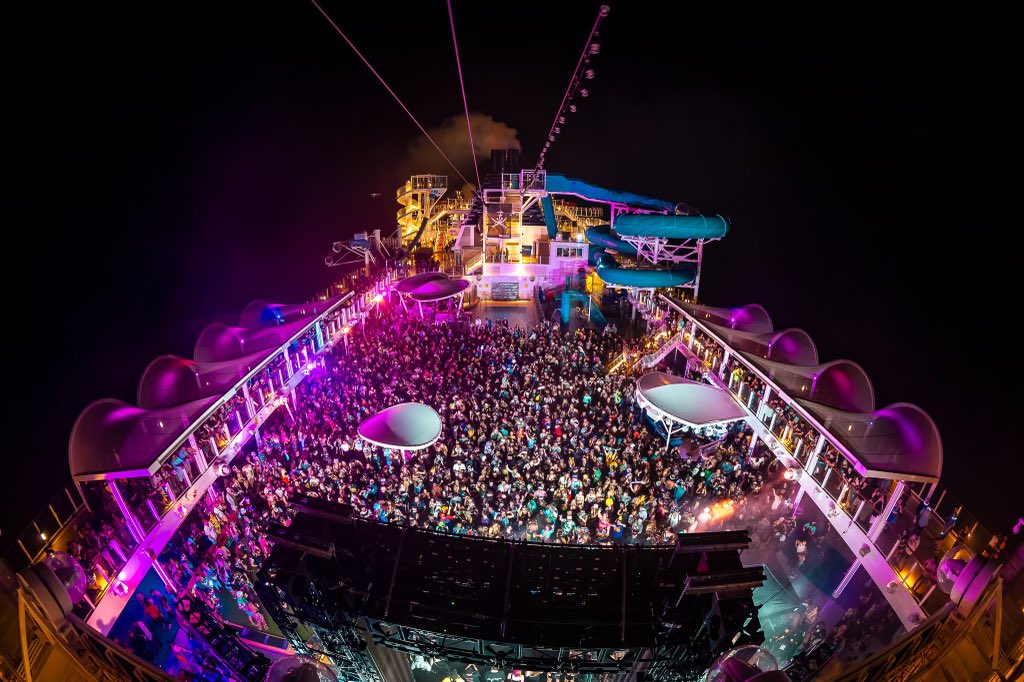 Friendship's tweet photo. We’re sailing away and never coming back 🛳️ https://t.co/MWD1pp4haz