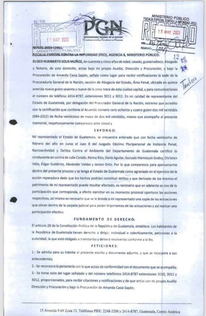 ManfredoGuate's tweet photo. 🚨URGENTE🚨 El gobierno de Giammattei ensañado contra periodistas que cuestionaron al MP y a jueces en casos de persecución contra la prensa. 
📌”El gobierno de Alejandro Giammattei a través de la PGN pide ser querellante en el caso que criminaliza a periodistas de elPeriódico. El Estado se presenta como “agraviado” para ser tomado en cuenta en la próxima audiencia que se realice.”
📌 El memorial de la PGN indica: “Mi representado el Estado de Guatemala, se encuentra enterado que con fecha veintiocho de febrero del año en curso el Juez 8 del Juzgado Décimo Pluripersonal de Instancia Penal, Narcoactividad y Delitos Contra el Ambiente del Departamento de Guatemala certificó lo conducente en contra de Julia Corado, Ronny Rios, Denis Aguilar, Gonzalo Marroquín Godoy, Christian
Vélix, Edgar Gutiérrez, Alexânder Valdez y Jerson Ortiz. Por lo que comparezco para apersonarme dentro del presente proceso y se tenga al Estado de Guatemala como agraviado en el ejercicio de la acción reparadora dado que los hechos podrían constituir delitos y que derivado de los mismos el patrimonio de mi representado puede resultar afectado, es necesario que en adelante se nos de la participación que corresponda, a efecto ejercitar en su momento procesal oportuno las acciones respectivas, asi mismo es necesario que se le brinde a mi representado una copia de las actuaciones que obran dentro de la carpeta judicial para poder imponemos de las actuaciones y asi realizar una participación efectiva.”