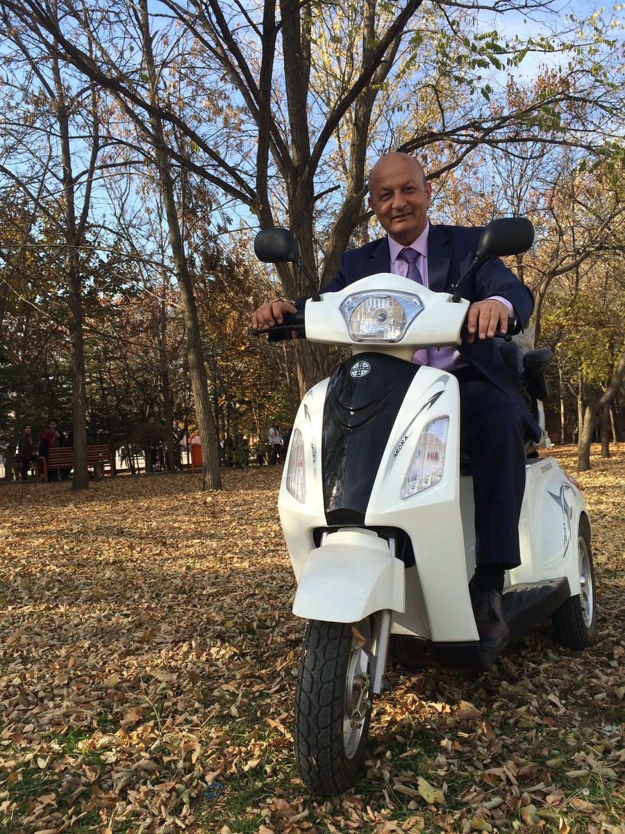 Elifrayman's tweet photo. 1: 18/06/2015 
İlk karne günümüz 9/B o.ü
3:24/11/2015
Ömer hoca teknolojik güncellemeler sonrası scooterla sigara içenleri basmaya başlamıştı
5:13/10/2016 Futbol topuyla camı kırmıştım özür dilerim
6:28/11/2016 17’ mezuniyetimiz için yaptırdığımız sweatshirtler 
#gazidekianılarım https://t.co/sFapfuGfHA