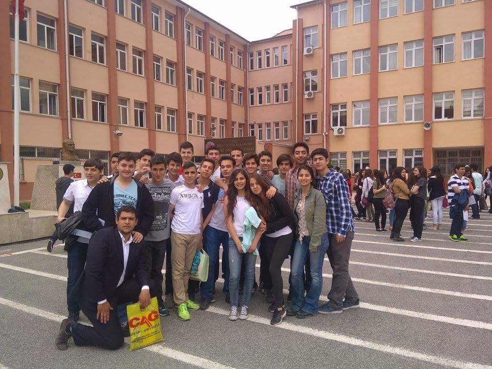 Elifrayman's tweet photo. 1: 18/06/2015 
İlk karne günümüz 9/B o.ü
3:24/11/2015
Ömer hoca teknolojik güncellemeler sonrası scooterla sigara içenleri basmaya başlamıştı
5:13/10/2016 Futbol topuyla camı kırmıştım özür dilerim
6:28/11/2016 17’ mezuniyetimiz için yaptırdığımız sweatshirtler 
#gazidekianılarım https://t.co/sFapfuGfHA