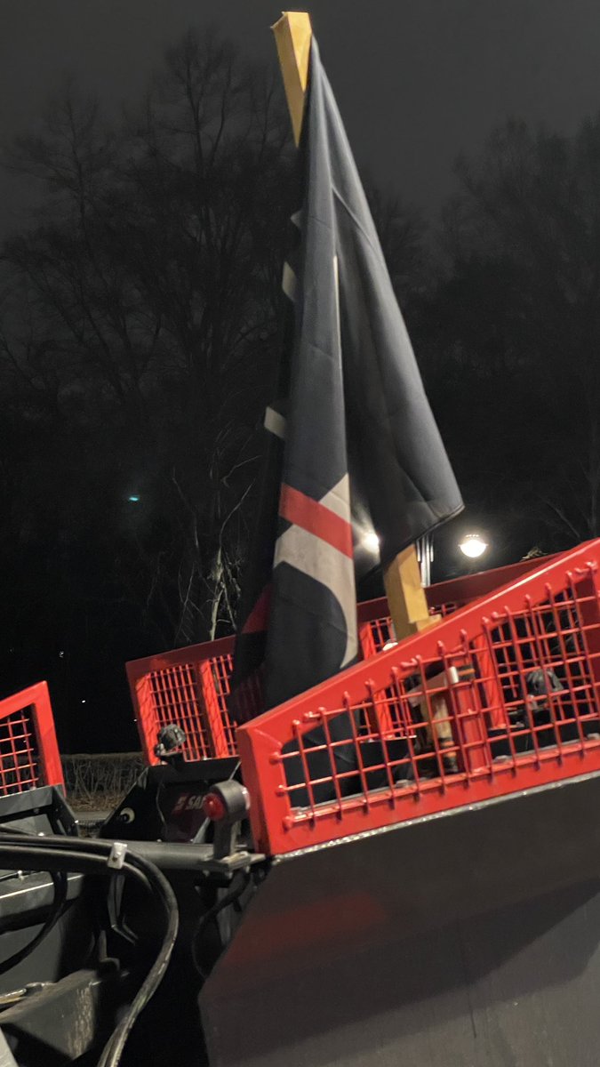 m_dorn_'s tweet photo. Die ersten 30 Traktoren parken schon auf der Straße des 17. Juni, mit Protestschildern und Fahnen der DDR sowie der Landvolkbewegung, die als nationalistisch und antisemitisch gilt. Einigen scheint die Brisanz der Fahne durchaus bewusst zu sein: #Bauernprotest #b0701 #b0801 https://t.co/hDrJdXwBfm