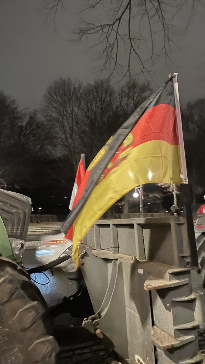 m_dorn_'s tweet photo. Die ersten 30 Traktoren parken schon auf der Straße des 17. Juni, mit Protestschildern und Fahnen der DDR sowie der Landvolkbewegung, die als nationalistisch und antisemitisch gilt. Einigen scheint die Brisanz der Fahne durchaus bewusst zu sein: #Bauernprotest #b0701 #b0801 https://t.co/hDrJdXwBfm