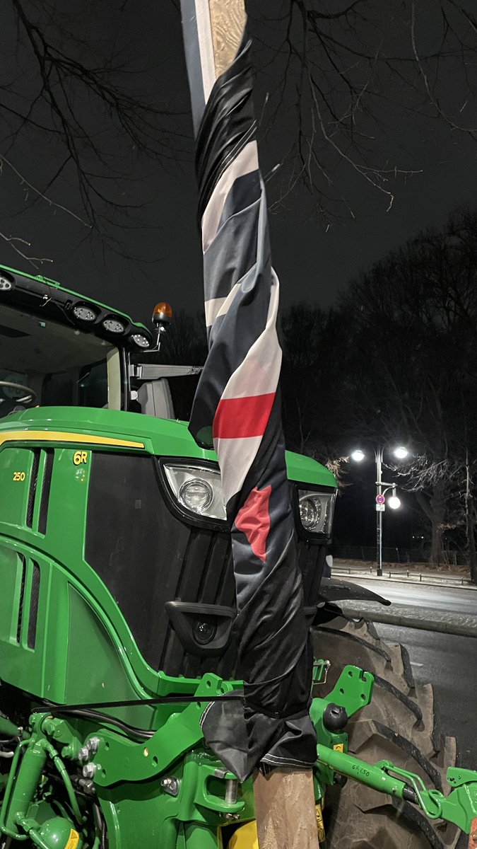 m_dorn_'s tweet photo. Die ersten 30 Traktoren parken schon auf der Straße des 17. Juni, mit Protestschildern und Fahnen der DDR sowie der Landvolkbewegung, die als nationalistisch und antisemitisch gilt. Einigen scheint die Brisanz der Fahne durchaus bewusst zu sein: #Bauernprotest #b0701 #b0801 https://t.co/hDrJdXwBfm