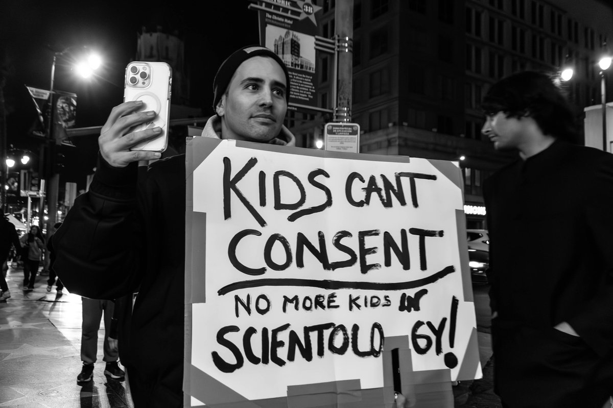 AHDHistory's tweet photo. Came across this protest against the Church of Scientology last night. The legend, @FilmThePoliceLA was there. https://t.co/LFSdxQbWLt