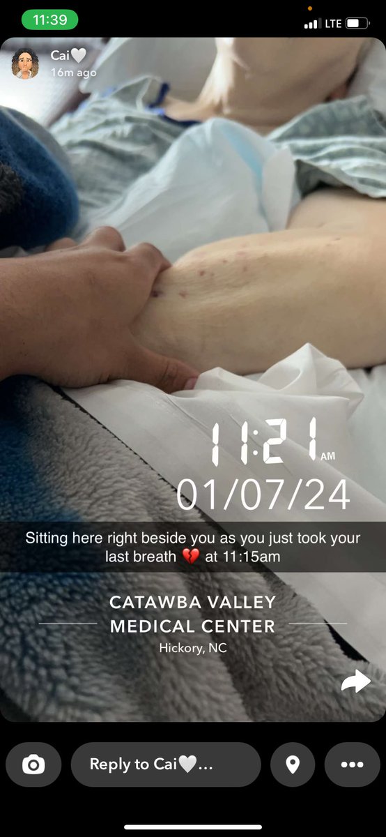 averystokes88's tweet photo. This isn’t my hand but it my sister n grandmother hand n she went home n I’m so hurt n broken please help me get to get to see her again one more time 
💔💔💔❤️ https://t.co/VaudL7g1Yd