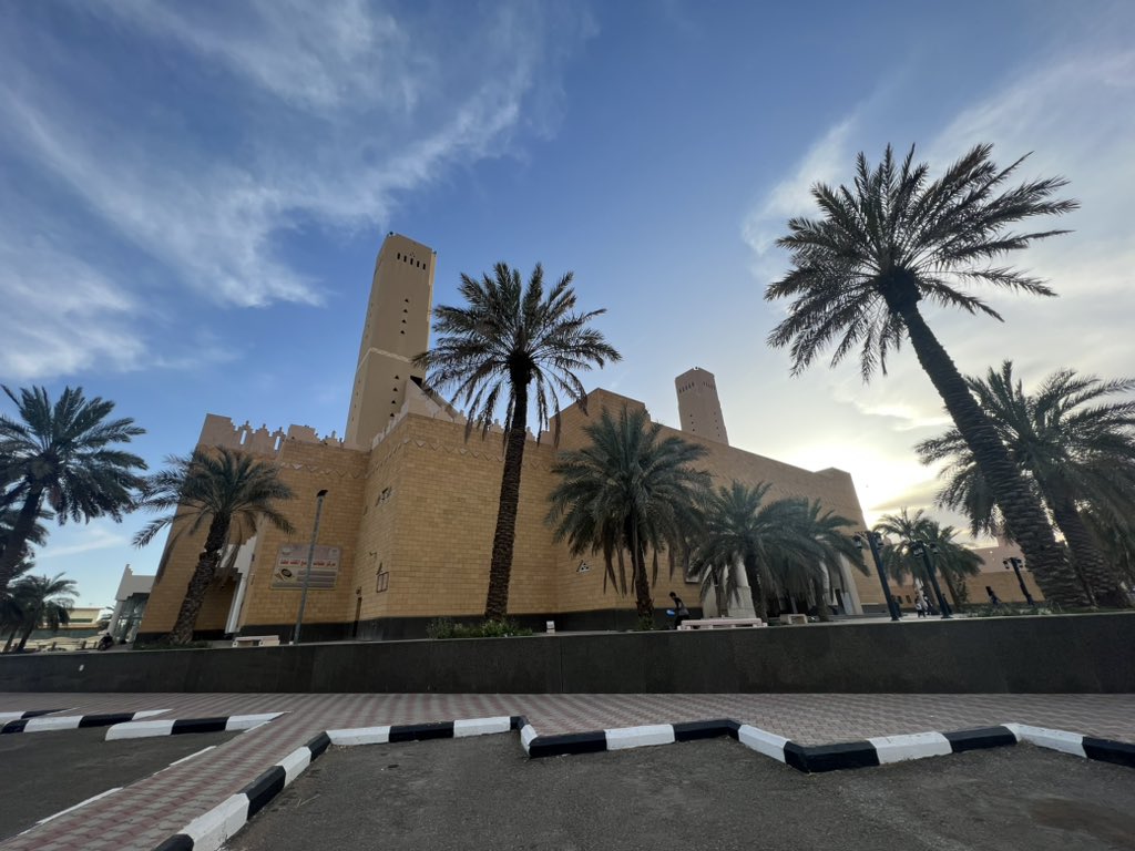 MajedAljamil's tweet photo. 🕌 الحمد لله أولًا وآخرًا ، وبعد مضي عشرين عامًا من عملي مؤذنًا في #جامع_خادم_الحرمين_الشريفين_بحائل ، #جامع_الملك_فهد_بحائل منذ افتتاحه والى إعداد هذه التغريدة ، أقدّم استقالتي من الأذان بسبب انتقالي للسكن بمنزلي الجديد وبُعده عن الجامع . سائلًا المولى -جل وعلا- أن يتقبل مني ومنكم صالح الأعمال وأن يوفّق ويعين من يستلم هذه الأمانة . وأتقدم بالشكر والثناء المعطّر لمقام خادم الحرمين الشريفين #الملك_سلمان وولي عهده الأمين #محمد_بن_سلمان ووزير الشؤون الإسلامية ومدير فرع الوزارة ومدير المساجد بحائل ولإمام وخطيب الجامع على التوجيه والتسديد و كريم التعامل والتحفيز .
وصلّى الله وسلم على نبينا محمد .
#فهد_بن_عبدالعزيز #حائل .