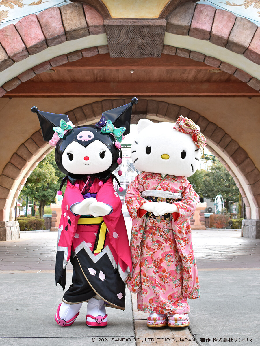 本日1月8日は #成人の日 💓 晴れ着のキティとクロミも記念に写真を撮っ