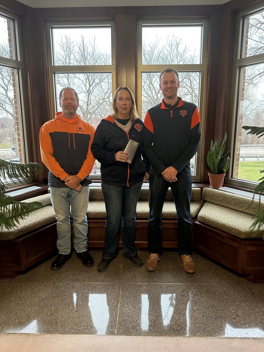 Lincolnshire_IL's tweet photo. Village staff is enjoying the office rivalry before the Bears vs. Packers game. What you may not see in the picture are ripped jerseys and intense debates about which team will come out winners. π Let the rivalry continue, and may the best team win!π #OfficeRivalry https://t.co/izZH4ONwY1