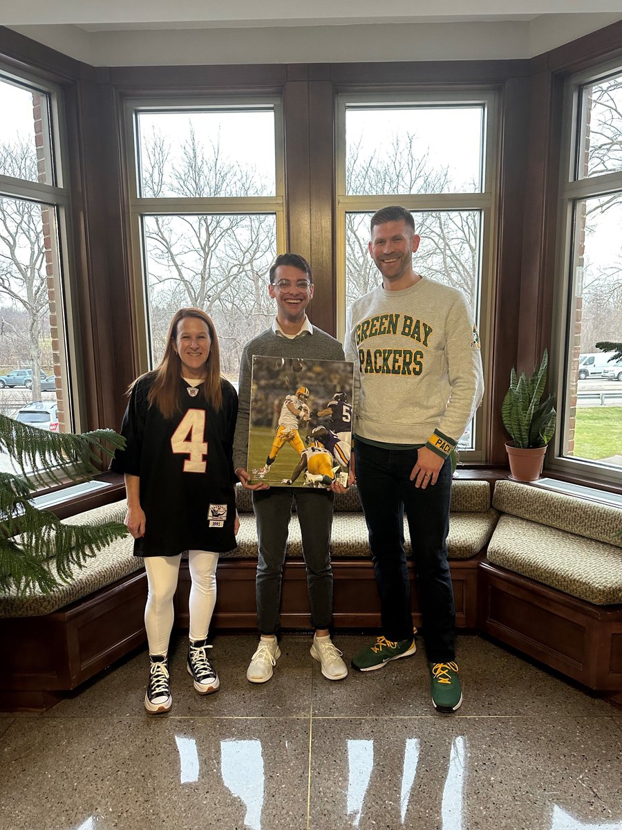 Lincolnshire_IL's tweet photo. Village staff is enjoying the office rivalry before the Bears vs. Packers game. What you may not see in the picture are ripped jerseys and intense debates about which team will come out winners. π Let the rivalry continue, and may the best team win!π #OfficeRivalry https://t.co/izZH4ONwY1