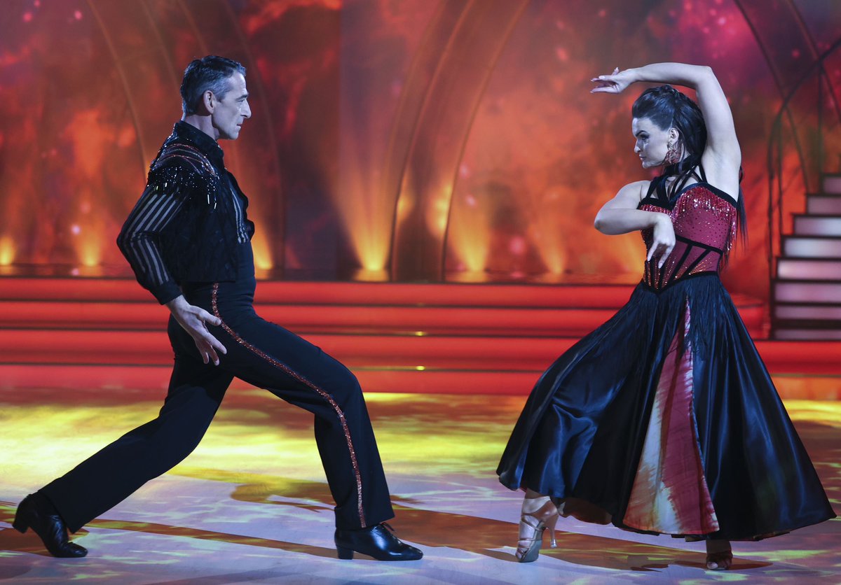 Powerful paso doble from Davy Russell & @KyleeVincent8 - 19 points! 🪩 #DWTSIrl