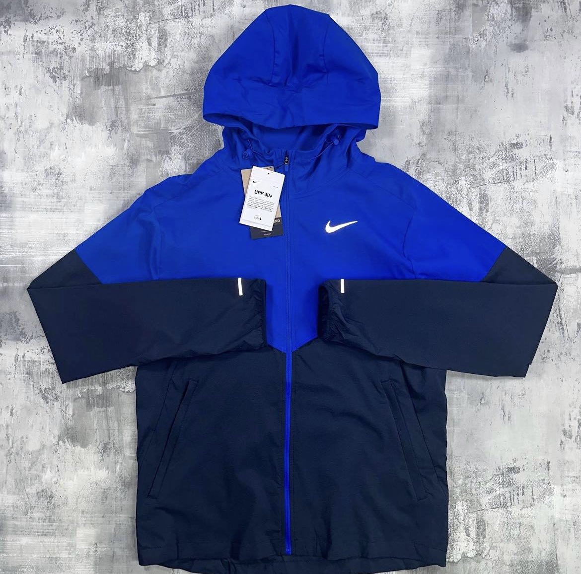 Another deal we’ve got in-store😮‍💨

We have this Nike Repel Windrunner Game Royal/Obsidian/Reflective Silver! 

Currently retailing at £99.95, our price £79.95 - 20% off⚡️

Follow us over on Instagram for all of our latest deals📸
