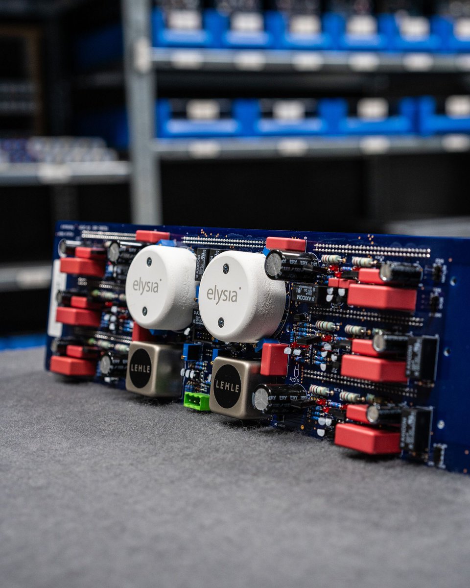 elysia_audio's tweet image. Who doesn’t like warmth? The transistors in the #alphacompressor even prefer constant warmth to perform precise. The heat produced by the #transistors is distributed evenly and at the same time the caps shield the rest of the unit from it.

elysia.com