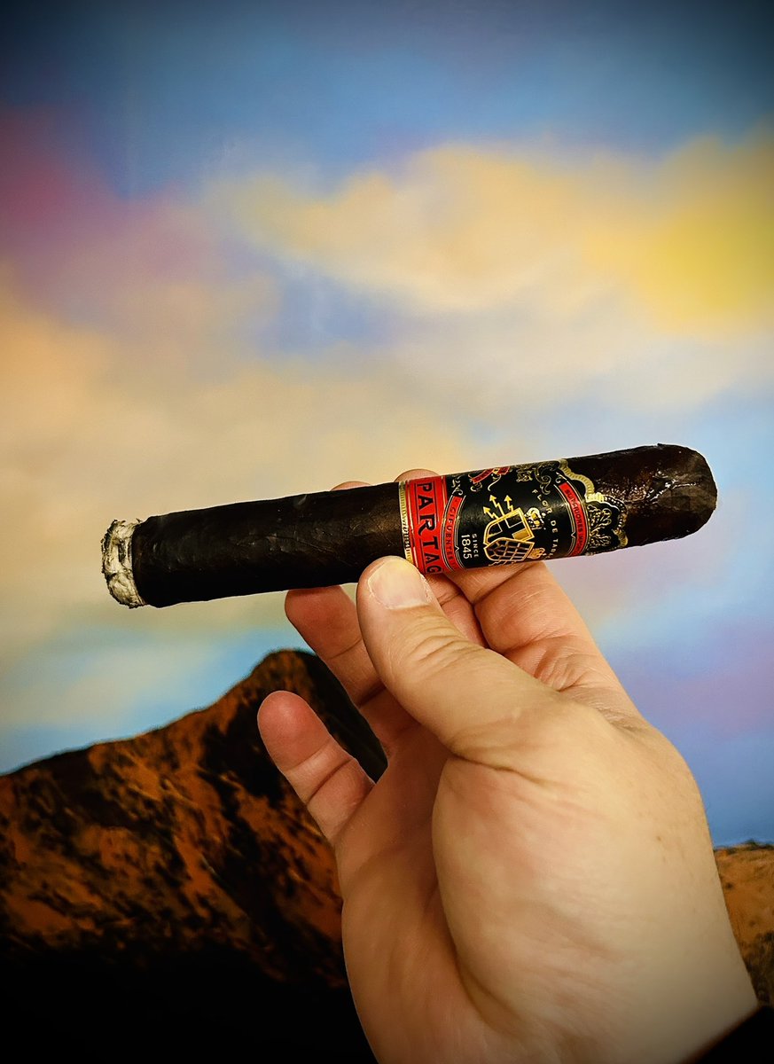 Starting the day off with a Partagas Black Label. Now it’s time to watch some football. #football #footballsunday #partagas #partagascigars💨💨💨 #partagasblacklabel #annapolisashtalk #cigars #cigarsdailynation