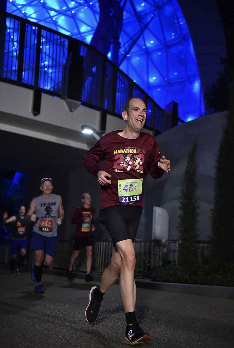 StevenCeuterick's tweet photo. Een marathon lopen - in @WaltDisneyWorld dan nog - is eens zo fijn met de kerstspecial van #welcometotheaa in je oortjes. Bedankt @Andries8 @AgnewAlex Xander en Hakim - jullie waren aangenaam gezelschap vandaag! https://t.co/pBYCzK985o