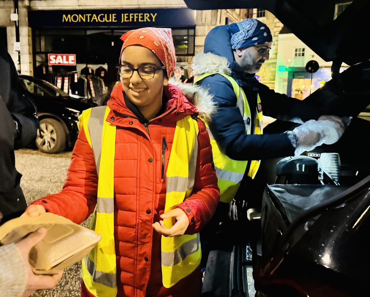 Thanks to Amerdeep & Pam Johal for sponsoring tonight’s meals in memory of Jasvinder Johal & coming from Birmingham to serve on this cold night. The meals were served by volunteers from @sccycnhampton. #GiveBack #Northampton #NorthantsTogether #Northantshour #helpthehomeless