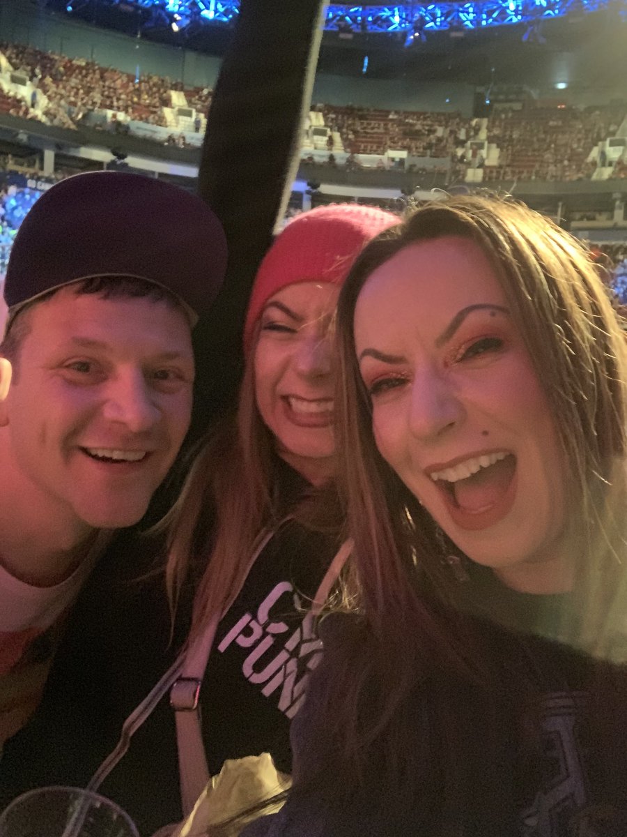 That very special WWE Smackdown Live Show feeling!! Still feeling it in my heart and soul 

♥️

#WWE #ThisIsAwesome #ThreesCompany