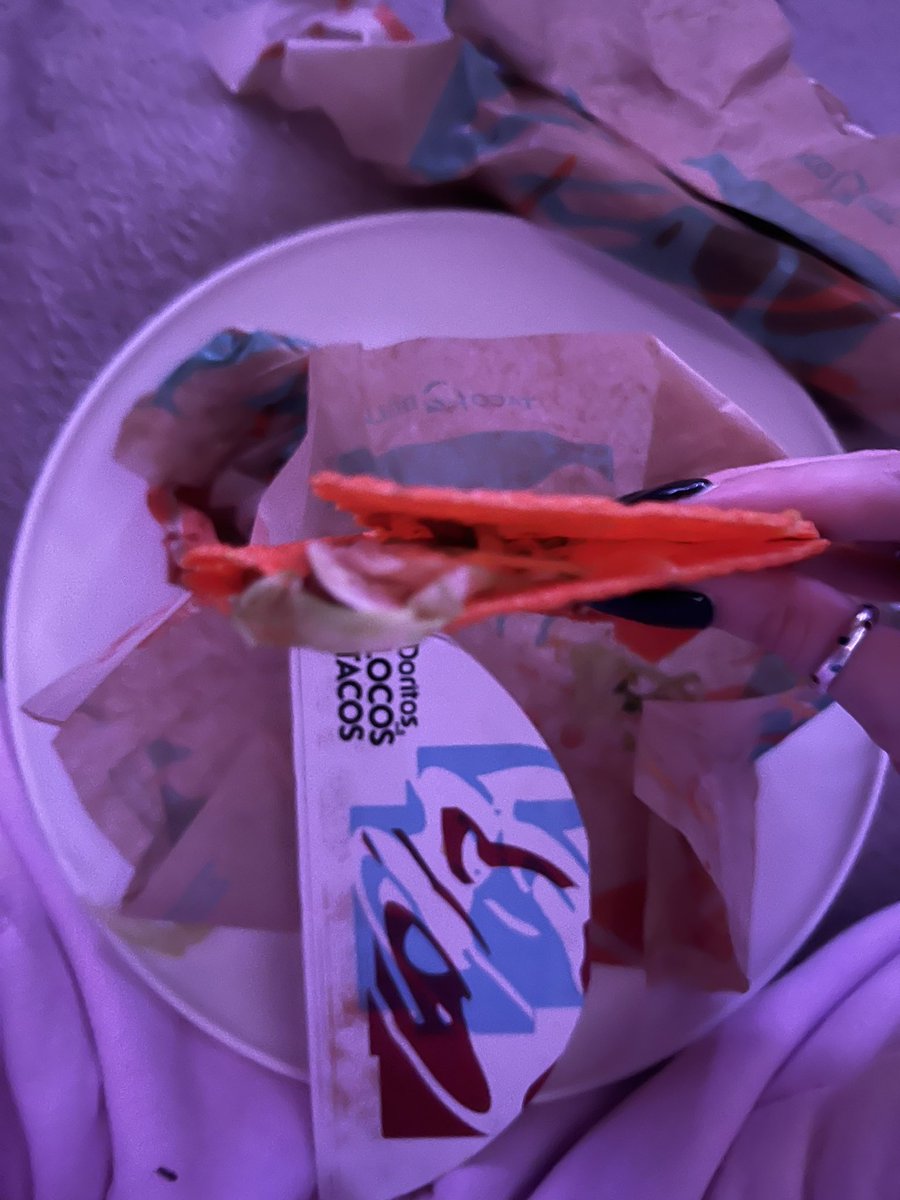haileyyow427's tweet photo. @tacobell count ur days. u call this a taco? https://t.co/4PLX6E1ljY