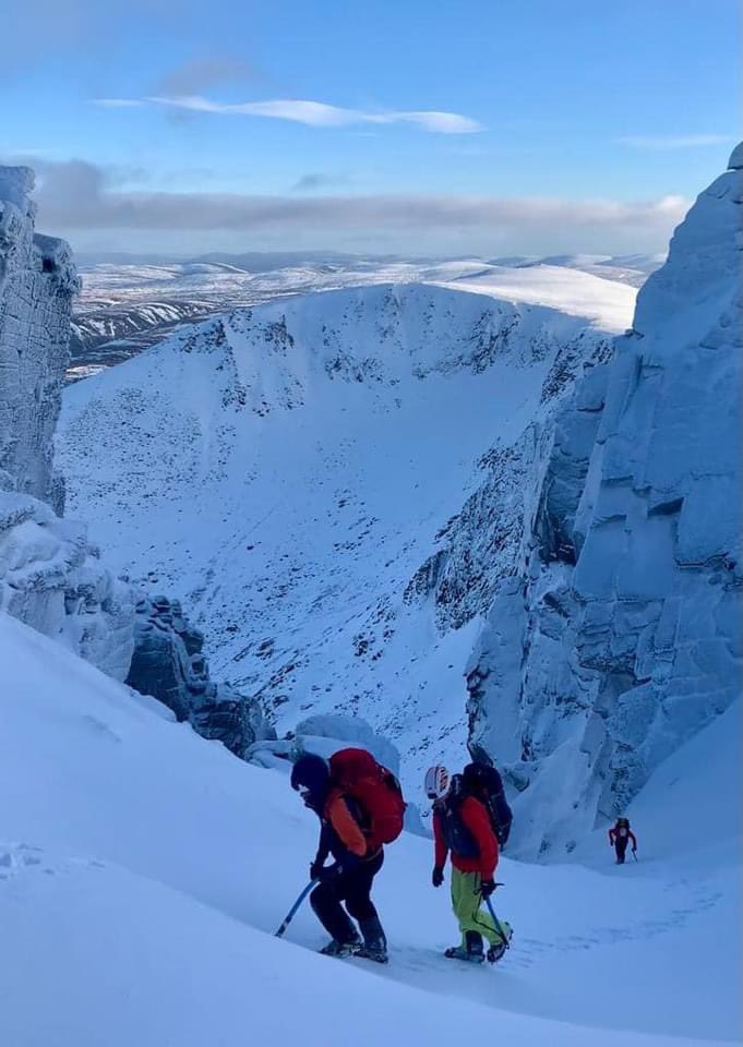 AberdeenMRT's tweet image. Following a callout to assist Police Scotland earlier in the week, the Team were back out training in the Lochnagar area this weekend.

Remember to check the weather and avalanche forecasts and plan your day accordingly. #ThinkWINTER #volunteers #training #smr #beprepared