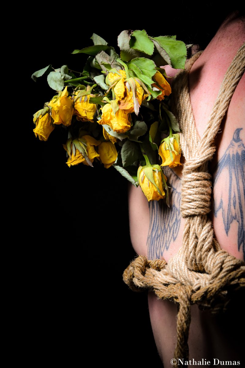 melith766's tweet photo. La femme est une fleur qui ne donne son parfum qu'à l'ombre....😇😈 https://t.co/v33UYJwC44