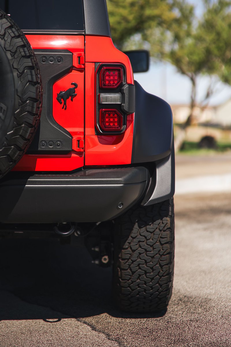 Ford Bronco Raptor in Hot Pepper Red Metallic.

#fordbroncoraptor #hotpepperredmetallic #fordbronco