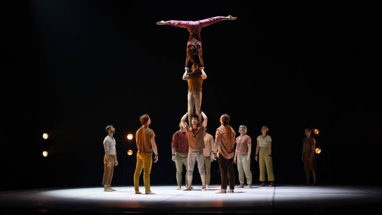 Humans 2.0 rompe los límites entre circo, teatro físico y danza contemporánea. Inclasificable, es un ejercicio estético sublime de acrobacia y resistencia, una gran 
 experiencia sensorial sobre la confianza en el colectivo y los límites físicos corporales. Proporción y armonía.