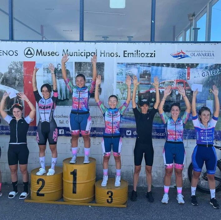 🚴‍♀️ ¡<a href="/eliitocha/">elisssss</a> voló en #Olavarría! La mayor de las Tocha del #LadiesPower se quedó con el #1 en Olavarría en un gran trabajo junto a su hermana @may_tocha, quién se llevó su categoría y fue 3° en la general, y @victoriacassol. La mejor manera de arrancar el 2024... 💪 #GoEli