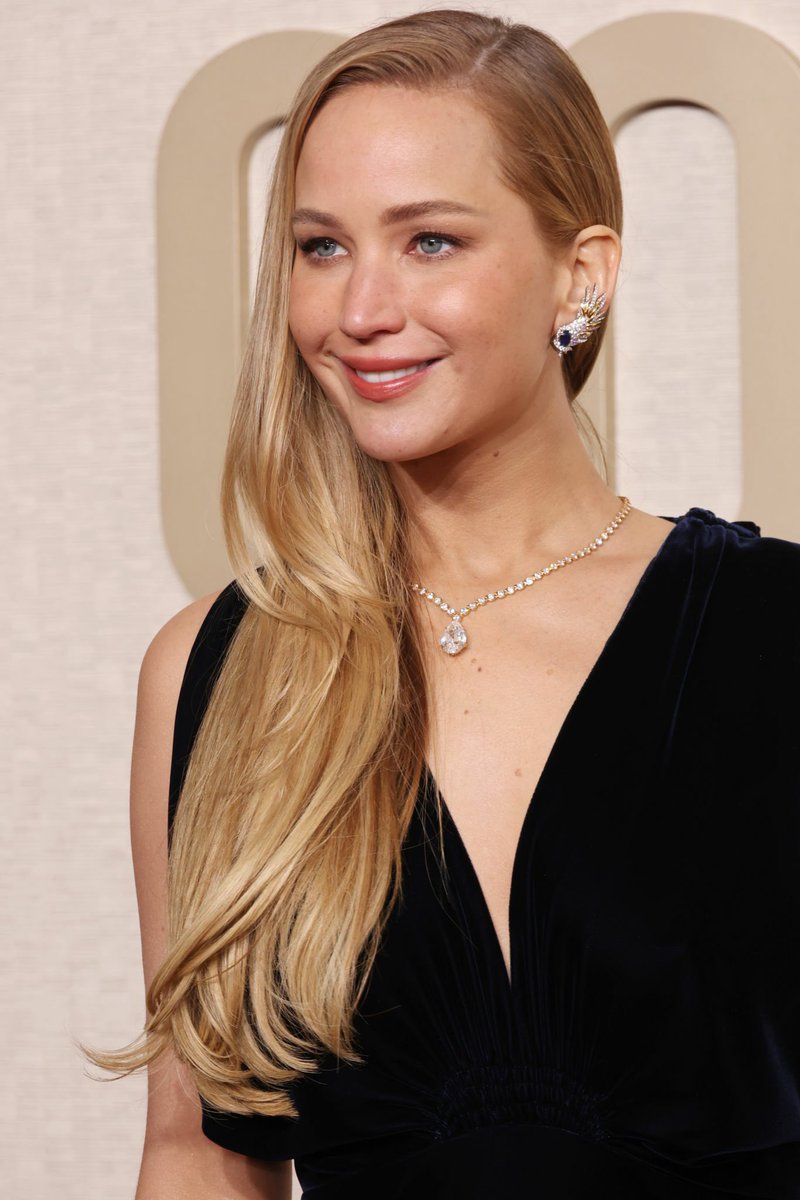 panempropaganda's tweet photo. Jennifer Lawrence on the red carpet. #GoldenGlobes https://t.co/mEu3wOCNzc