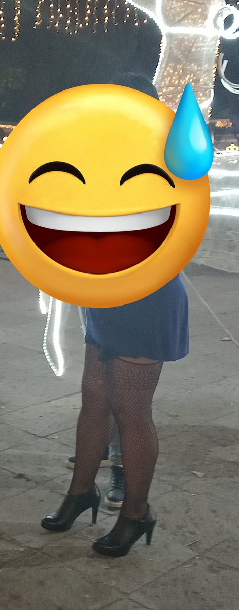 Perdón por tapar más de la cuenta pero avía gente atrás de la foto, así salió ayer laura, la gente volteaba a verla por q se veía su ligero, alguien nos vio?