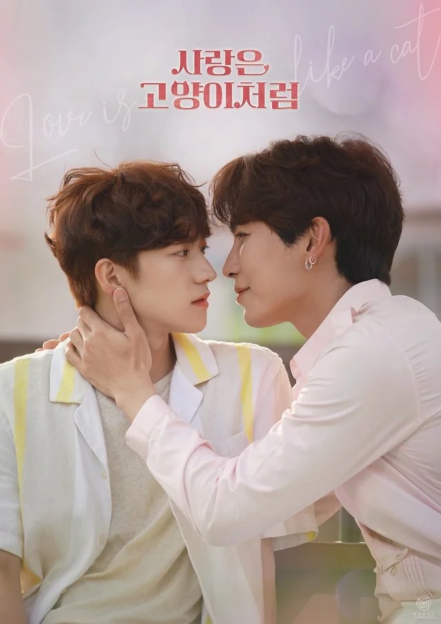 BLUPDATE2022's tweet photo. LOOK: Hanyang Studio updates ‘#사랑은고양이처럼 #LoveIsLikeACat’, starring Mew Suppasit, Chu Ji Min, and Lee Geon Woo, as they released multiple promotional posters on their website!

A widely recognized Thai star, Piuno, who has a traumatic experience with dogs, ends up appearing in a reality show set in a pet cafe in Korea.

The drama consists of 12 episodes with 15 minutes runtime episodes and is helmed by director Kwon Nam Ki and writer Lee Keum Lim.