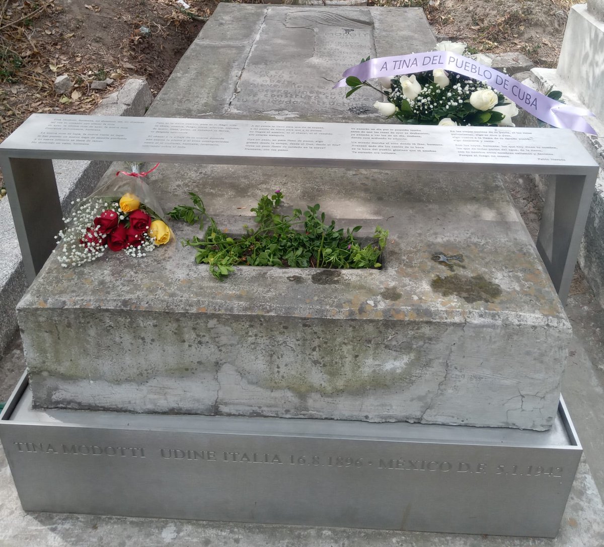Con motivo de conmemorarse el próximo 10 de enero un aniversario más del asesinato de Mella, compatriotas de nuestra misión en México visitaron hoy la tumba de Tina Modotti para rendirle tributo. #Cuba #CDRCuba #TinaModotti @FridaMa37743345