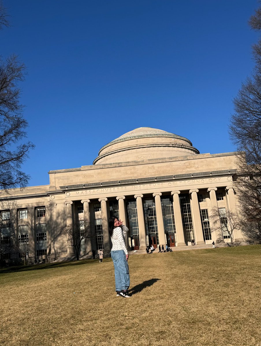 我朋友去美國都直接爆箱，連Costco的零食都買了好幾千台幣，我只有買了幾件outlet的衣服跟一個包包一個長夾，我真克制我好棒👍
然後也要發個文不對圖的照片啦！畢竟天氣正好，人也好❤️
#2024跨年
#麻省理工
#MIT