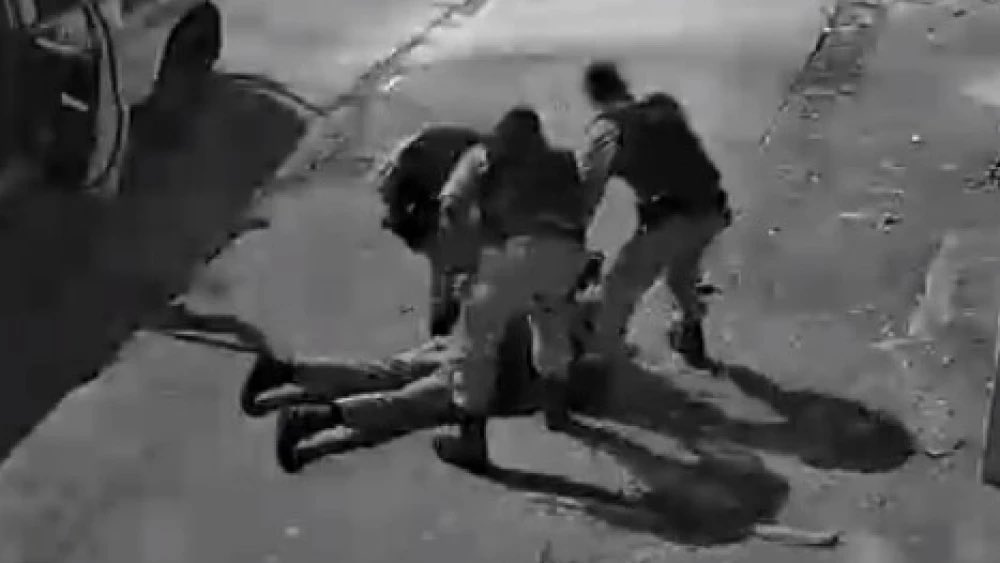 LuanSperandio's tweet photo. Um criminoso com histórico de indisciplina e crimes violentos viola a condicional.

O MP pede para ele não ter mais direito a saída temporária. Juíza nega e o autoriza.

Ele sai, comete crimes e assassina um policial, pai de uma bebê.

O que acontecerá com a juíza? Nada. https://t.co/HsBXpXybr2