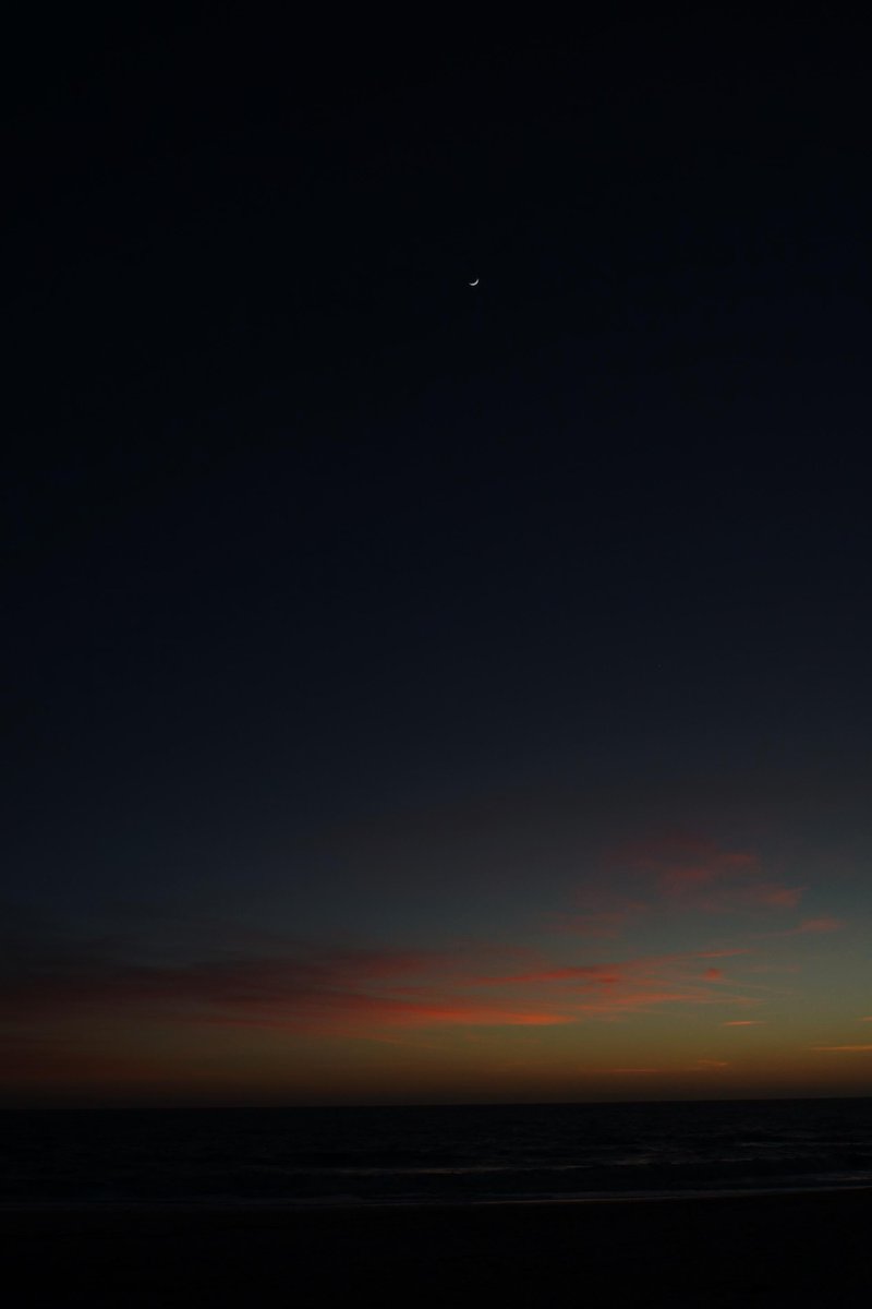 FototakerTony's tweet photo. We've been on the streets for awhile. The snow's almost gone, BUT thar's nothing better than a #lookUP to make a day end better.... really! @MoonHourSocial #myMoon #laLunaMia #sigh #afterglow #sunsetAfterglow #nightSky #beachScenes #justLOOK #laLuna #beautYfulLight #moonlight https://t.co/qBIgF1Pri6