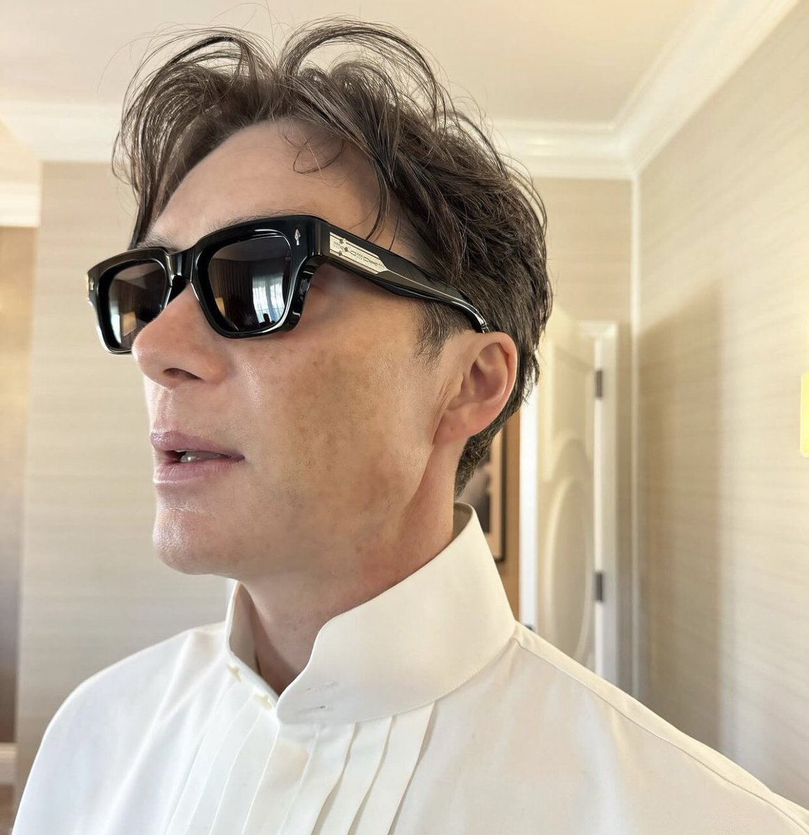 FilmUpdates's tweet image. Cillian Murphy getting ready for the #GoldenGlobes
