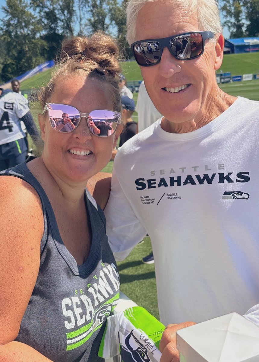 Potter33kelley's tweet photo. Seahawks, thank you for a fun season I had a blast cheering you on at every single home game and watching every away game. Onward and upward #gohawks #kjallday #Seahawks https://t.co/TzVbyBYWZq