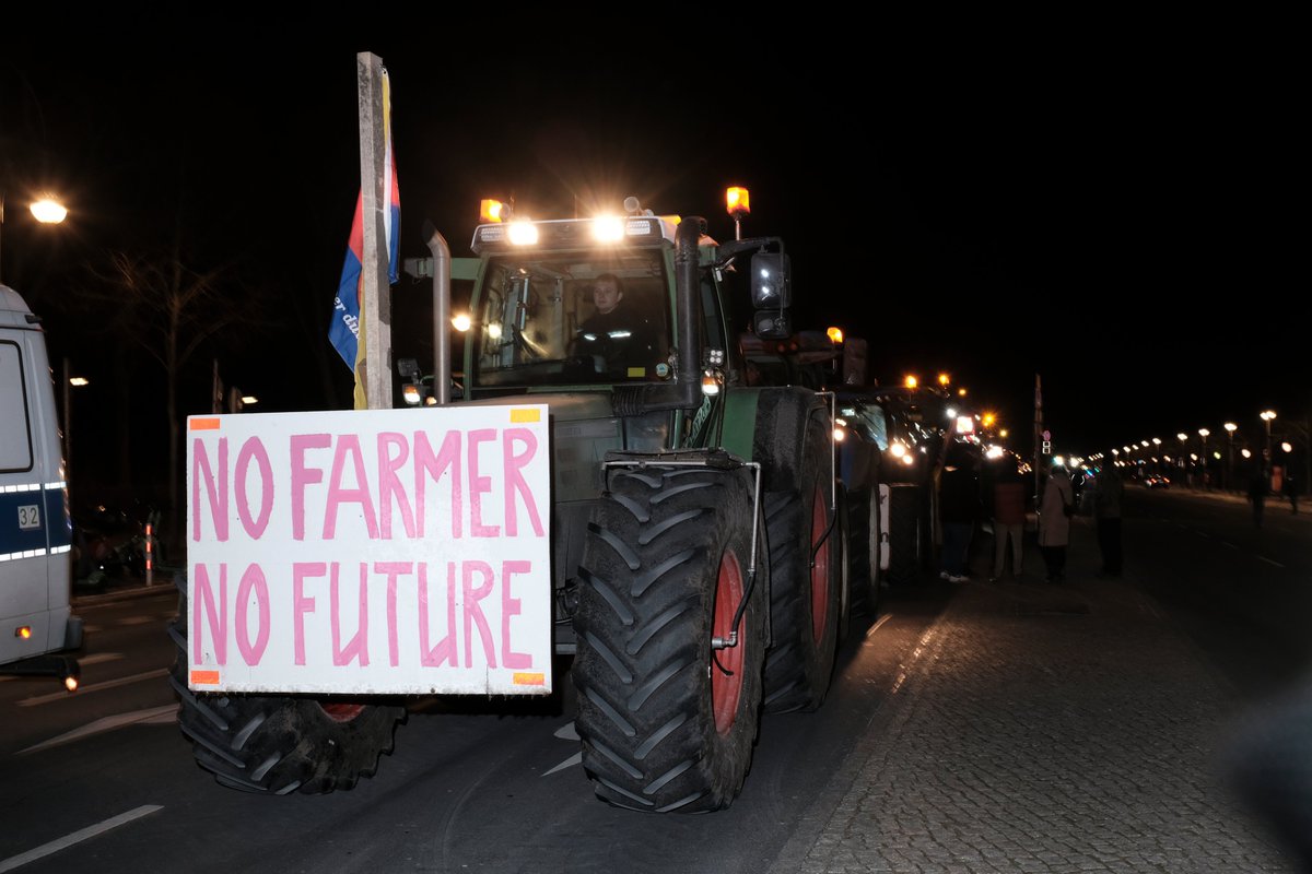 AR_Caeiro's tweet photo. "No farmer(s), no future", und das nicht nur freitags!
#FarmersForFuture #Bauern #Bauernproteste #Mistgabelmob https://t.co/7HX0kvor6n