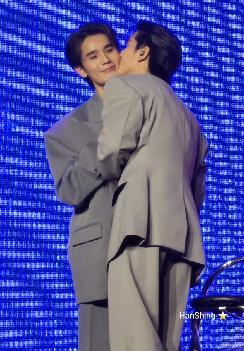 hanshing1869's tweet photo. The first scene,
Sea forgot to kiss Jimmy, so Jimmy is very confused
Of course, Sea didn't forget, he kissed Jimmy's cheek.
#JimmySea1stFMTPE #JimmySea #jimmyyjp #sea_tawinan 
@jimmyyjp_ @Sea_tawinan https://t.co/I90tXpG0Um
