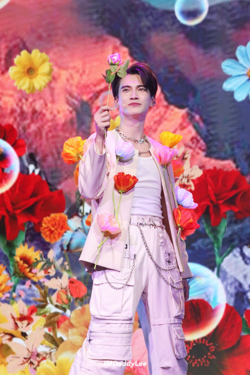 PenSaengda63752's tweet photo. Flower a Boy ~~~
#FirstStage
#FirstStageday
#First_Chalongrat https://t.co/IRANBMouAA