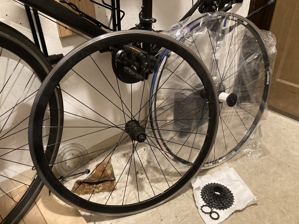 akiyoshi131's tweet photo. 息子の通学用に買ったフラットバーロードのフリーホイールが2年弱で壊れた。
ホイールもハブも無メーカー。
AmazonでR500を注文。
SHIMANOはフリーホイールも静かで良い。
スプロケット外す工具持ってて良かった。 https://t.co/EnBfMDC78R