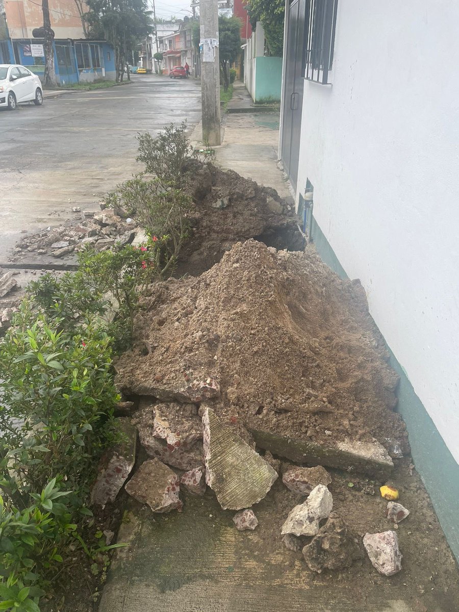 PiliCarreira's tweet photo. @CMAS_Xalapa 
@AytoXalapa 
@ahuedricardo 
Tres semanas tiene esta reparación. Solicitamos su apoyo para que vaya la cuadrilla de construcción a terminar trabajo en Circuito José Ma Velasco  No 2  Unidad Habitacional Buena VistaCP 91080 en Xalapa.
Joyas de la buena vista 
#xalapa https://t.co/90sL5YI9wR