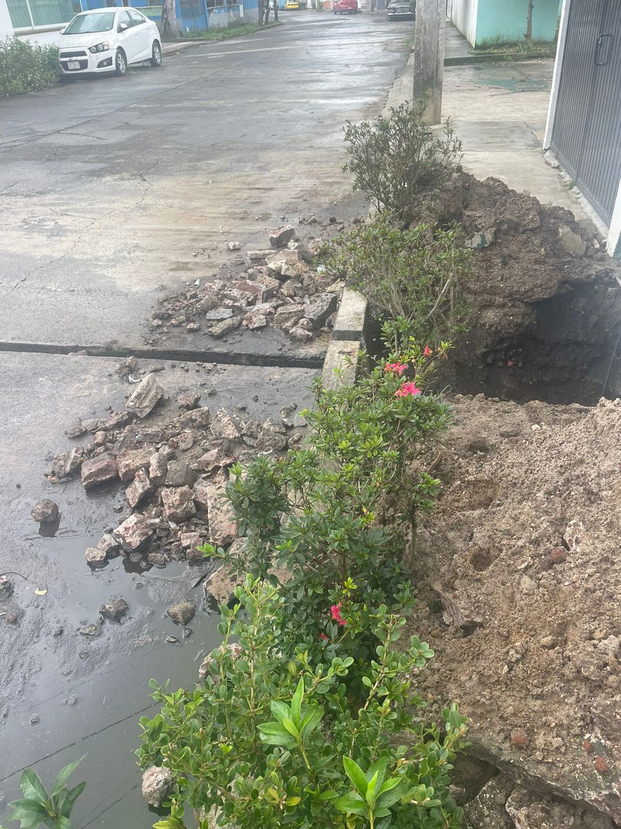 PiliCarreira's tweet photo. @CMAS_Xalapa 
@AytoXalapa 
@ahuedricardo 
Tres semanas tiene esta reparación. Solicitamos su apoyo para que vaya la cuadrilla de construcción a terminar trabajo en Circuito José Ma Velasco  No 2  Unidad Habitacional Buena VistaCP 91080 en Xalapa.
Joyas de la buena vista 
#xalapa https://t.co/90sL5YI9wR