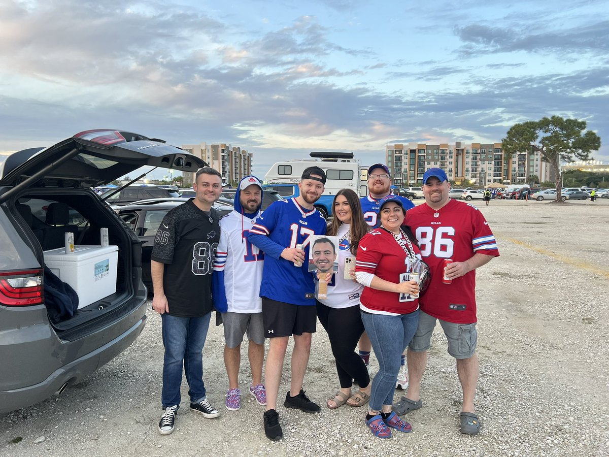 ReneMFink's tweet photo. Fink family cousins trip. One cousin couldn’t make it but he’s here in spirit!!! Go Bills! ❤️💙❤️💙 https://t.co/8Idh3hiZ0y