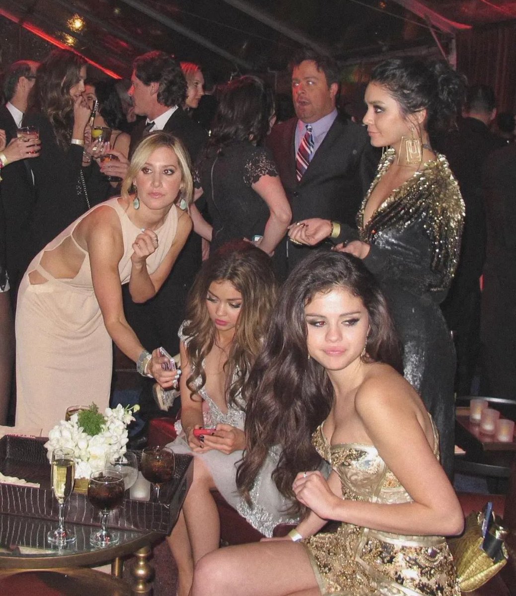 lttppod's tweet photo. Happy Golden Globes https://t.co/LY3jaN8xOC