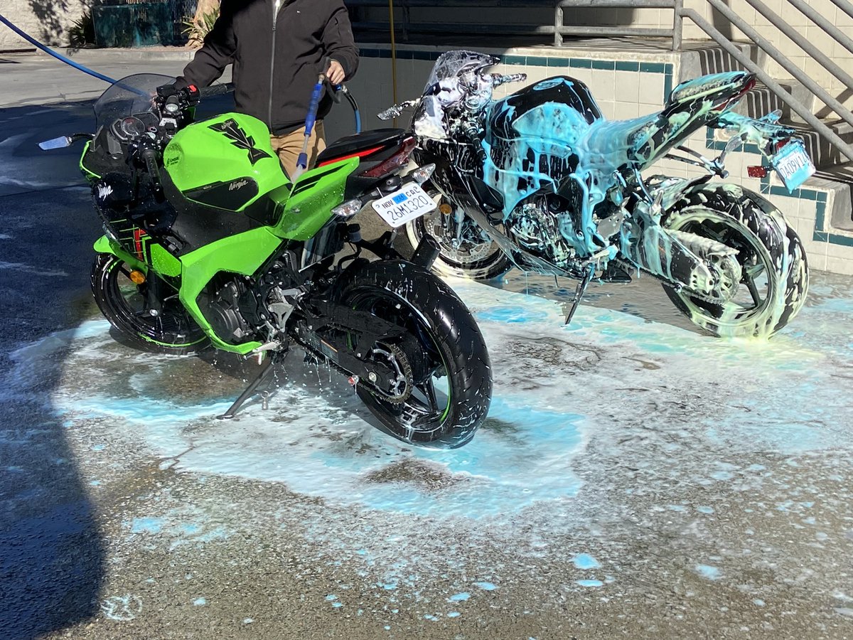 Skerrus's tweet photo. #ninjazx6r #ninja400 wash time😆 https://t.co/9rSJkm6PI5