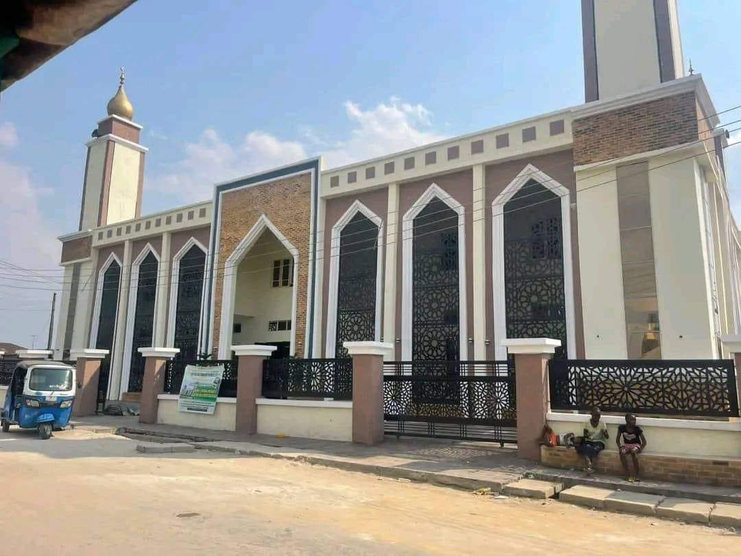 Lord_Of_Warri's tweet photo. Muslim community in warri opened a modern mosque 🕌 in Alders town in Warri.

Representatives of the Olu palace were present at the ceremony.

Alders town was got its name from a Yoruba British interpreter and merchant who lived in Pessu Town.

R. A. ALDER was an 'EGBA YORUBA' British interpreter and a Merchant based in WARRI who married an itsekiri woman from Bobi and had a daughter called “Atseyinuku” who became the mother of Madam Ukobolaje (wife of Blackson) for a man called "DAUDU", another YORUBA Merchant from 'ISALE-EKO', LAGOS, also based in WARRI. Both Mr. Alder and Mr. Daudu lived in Pessu Town at the time. 

they were both Tenants on the CROWN LAND (lease B5) of 1908 and by reason of their great influence as big Merchants, their names have stuck (as ALDERS Town or DAUDU) to the part of WARRI from Mclver to PESSU Road. And they both returned to their homes where they died.

#warri #itsekiri